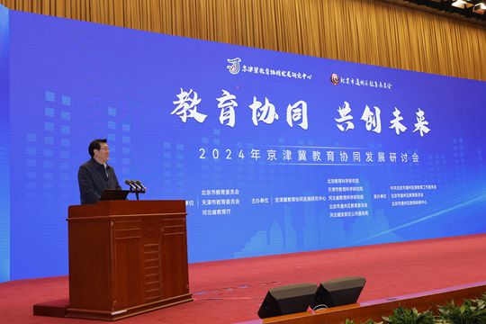 15.副院长刘占军主持专题报告阶段_副本.jpg