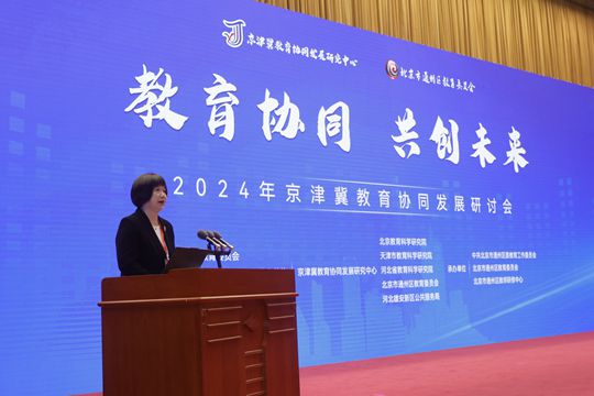 14.副院长熊红主持成果发布_副本.jpg