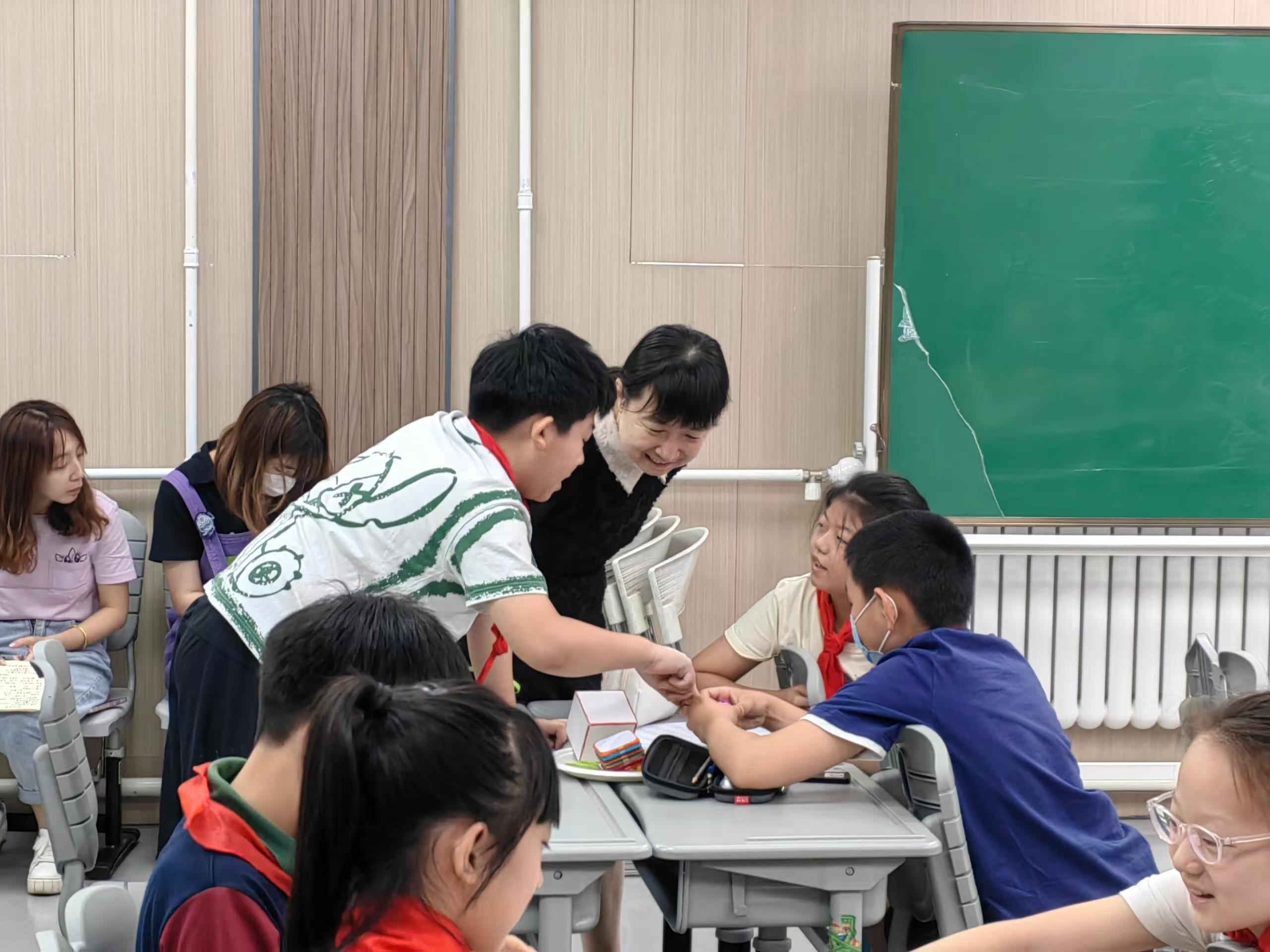 6教研员听课.jpg